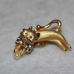Cute Gold Tone Cat Tack Pin Faux Pearl